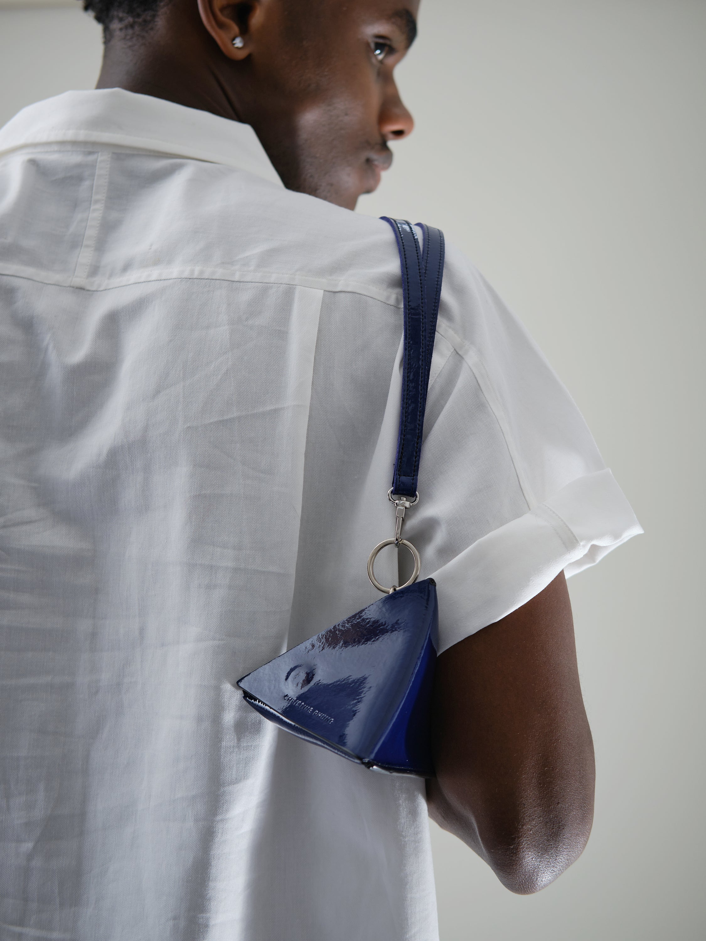 Christine Phung Berlingot pochette cuir bleu électrique