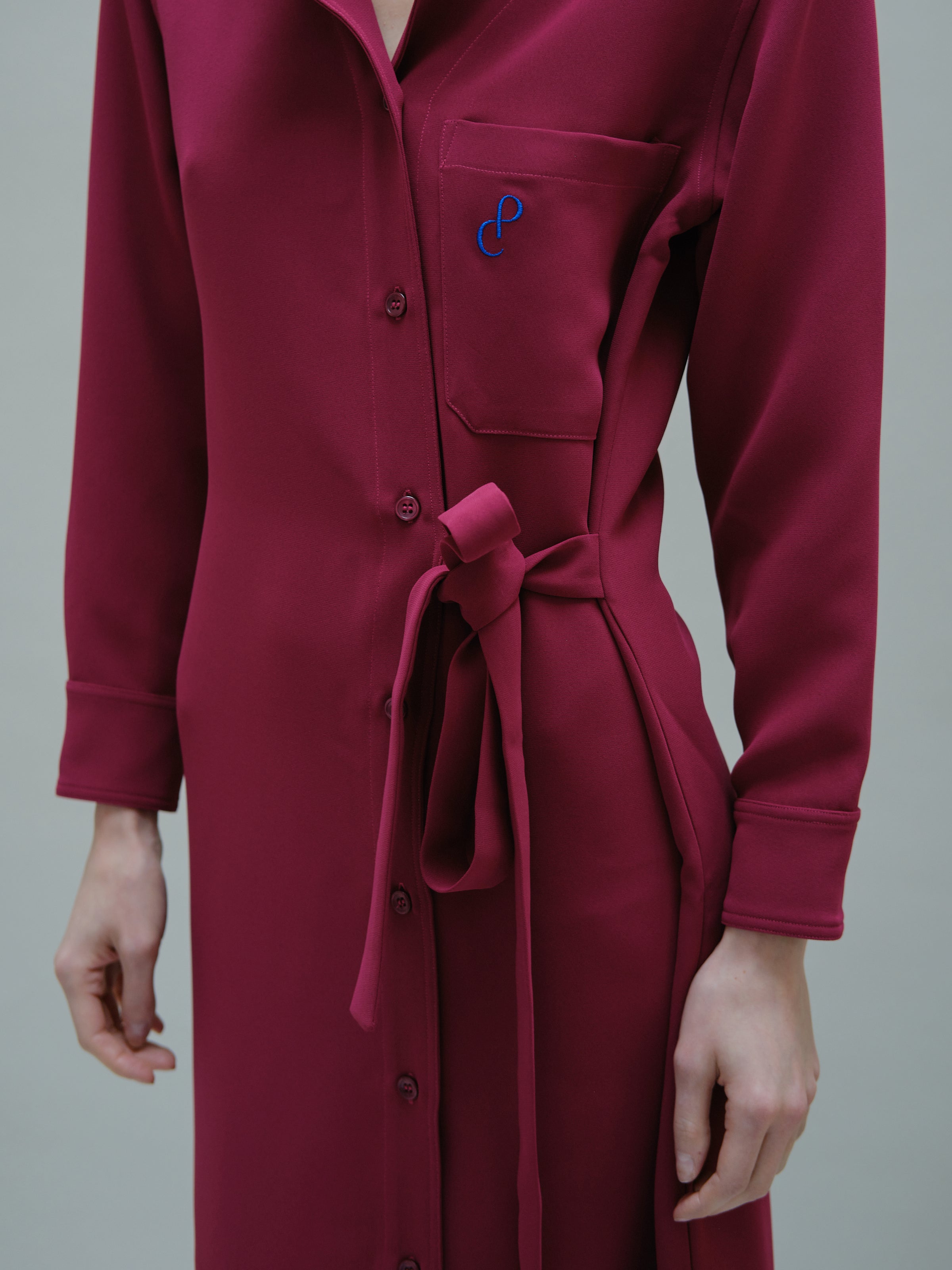 Christine Phung Epsi robe-chemise longue betterave ceinturée