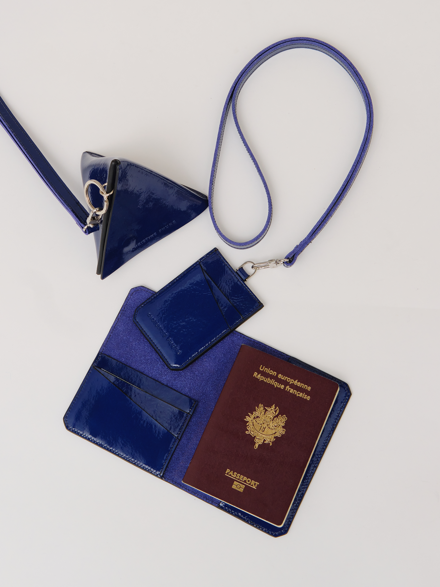 Christine Phung porte-passeport cuir bleu électrique