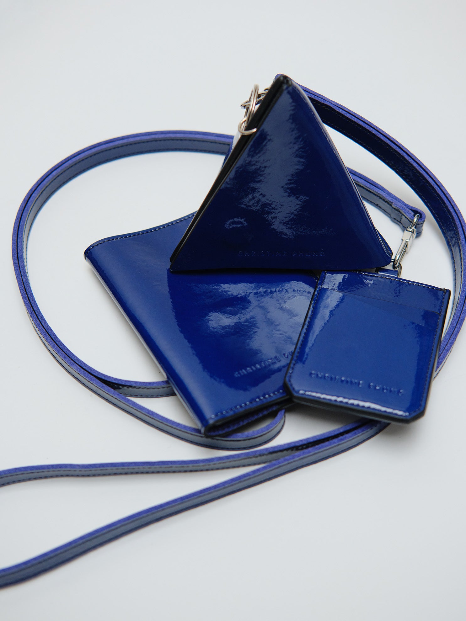 Christine Phung Berlingot pochette cuir bleu électrique