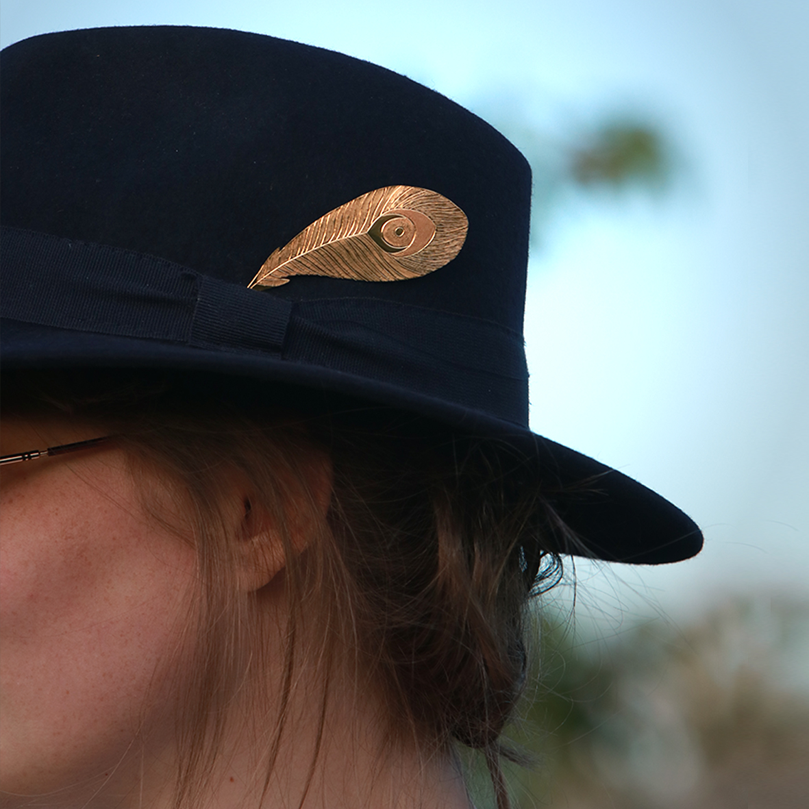 Kim Jude Broche à chapeau légère