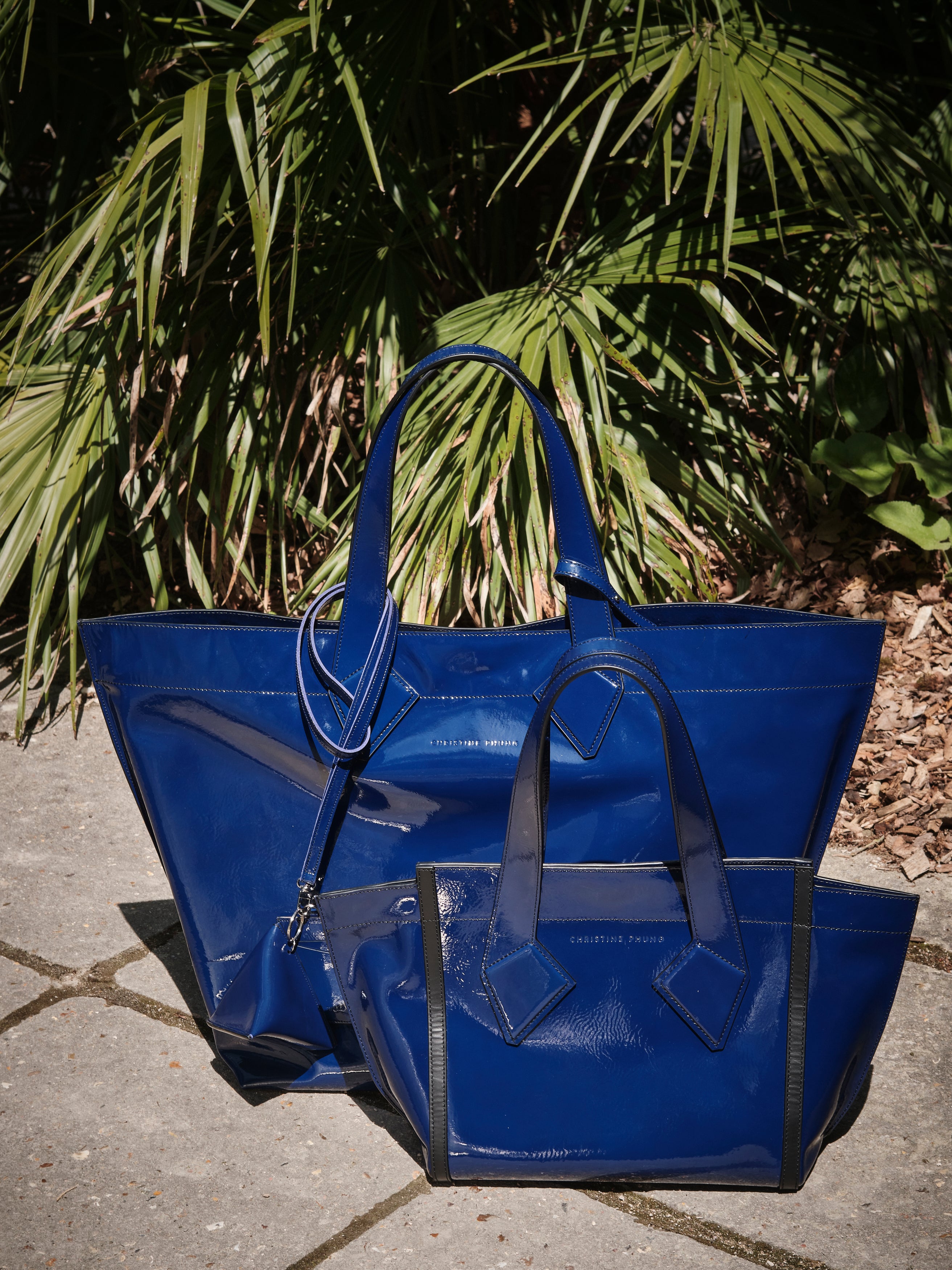 Christine Phung Cabas XL Bleu sac cuir verni grand