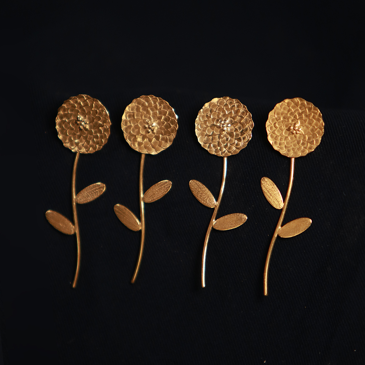 Kim Jude Dahlia pin's broche fleur fantaisie légère