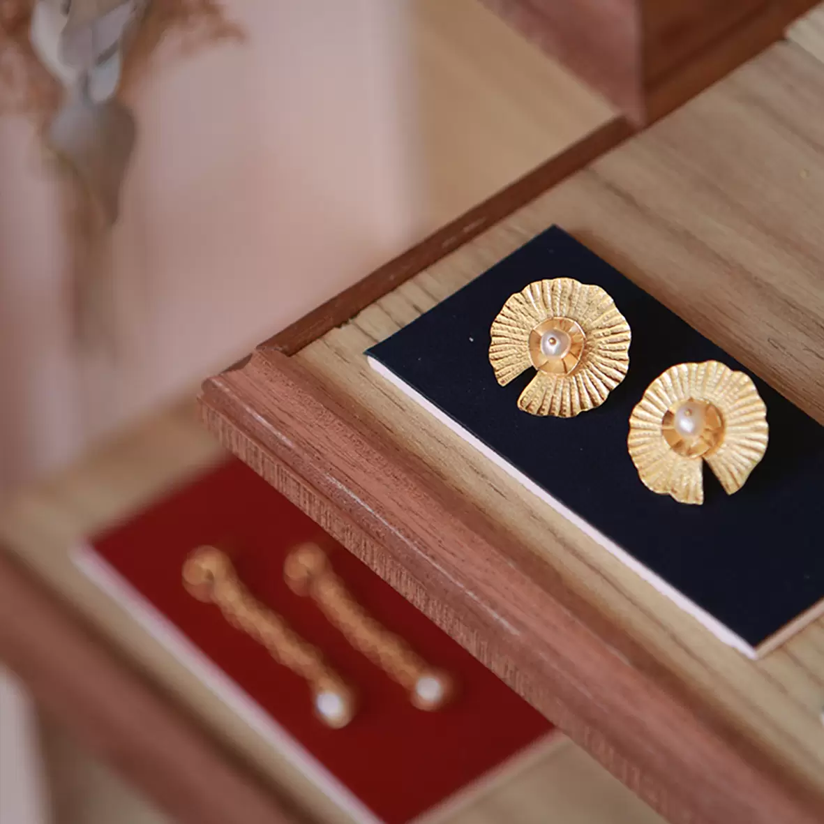 KIM JUDE Grandes Nymphéas boucles perles dorées