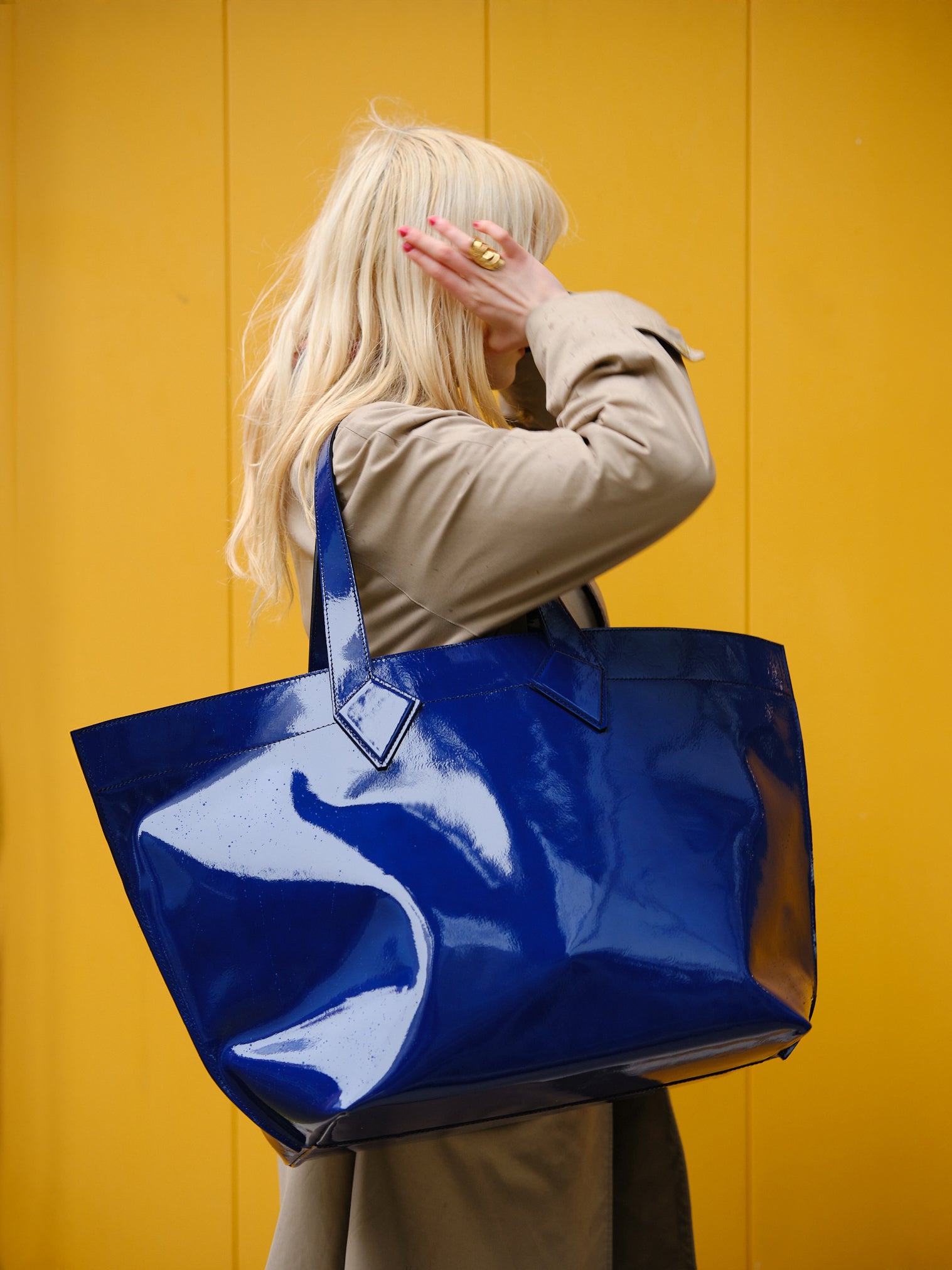 Christine Phung Cabas XL Bleu sac cuir verni grand