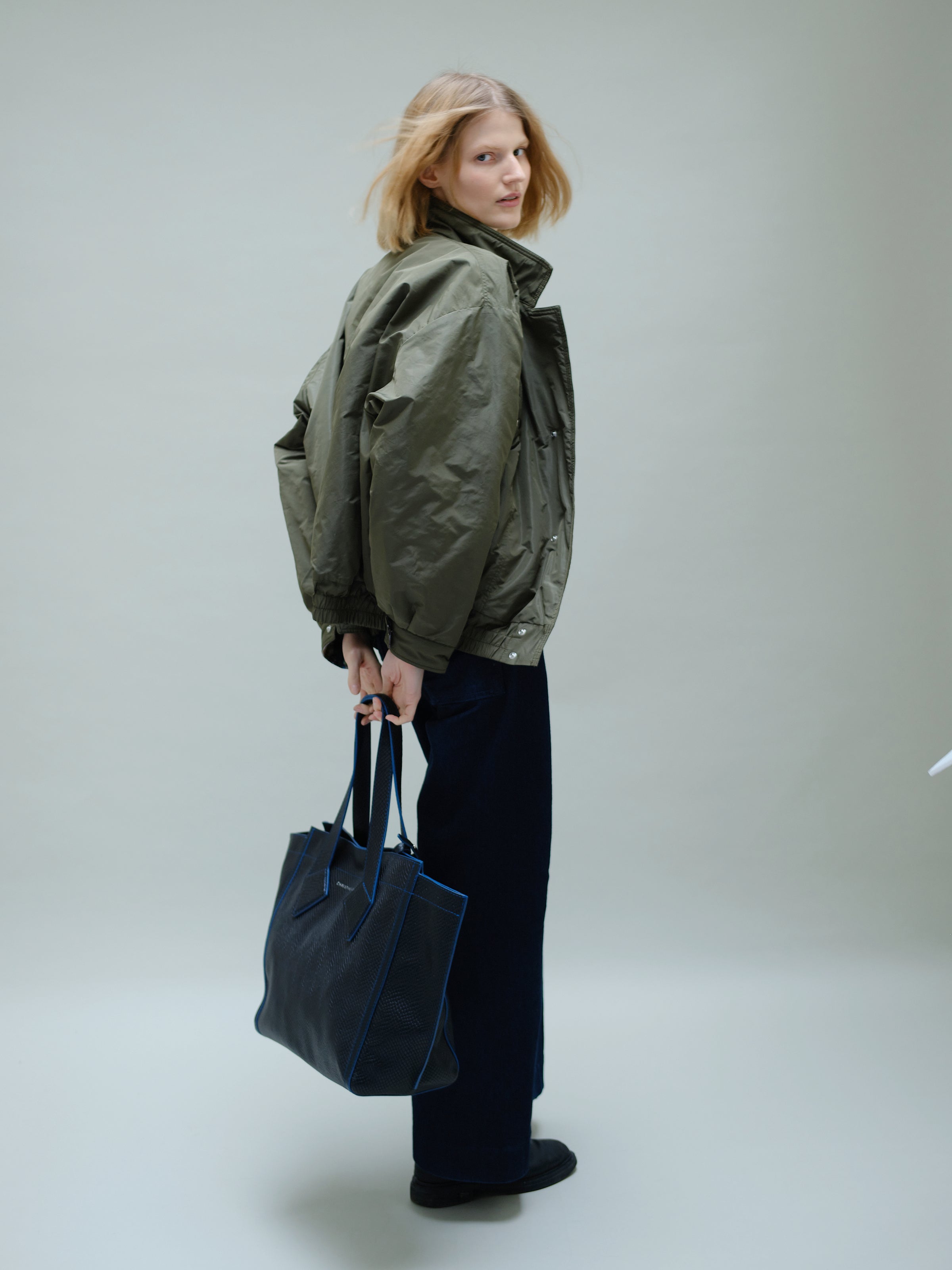 Christine Phung bomber kaki recyclé doublure soie glitch