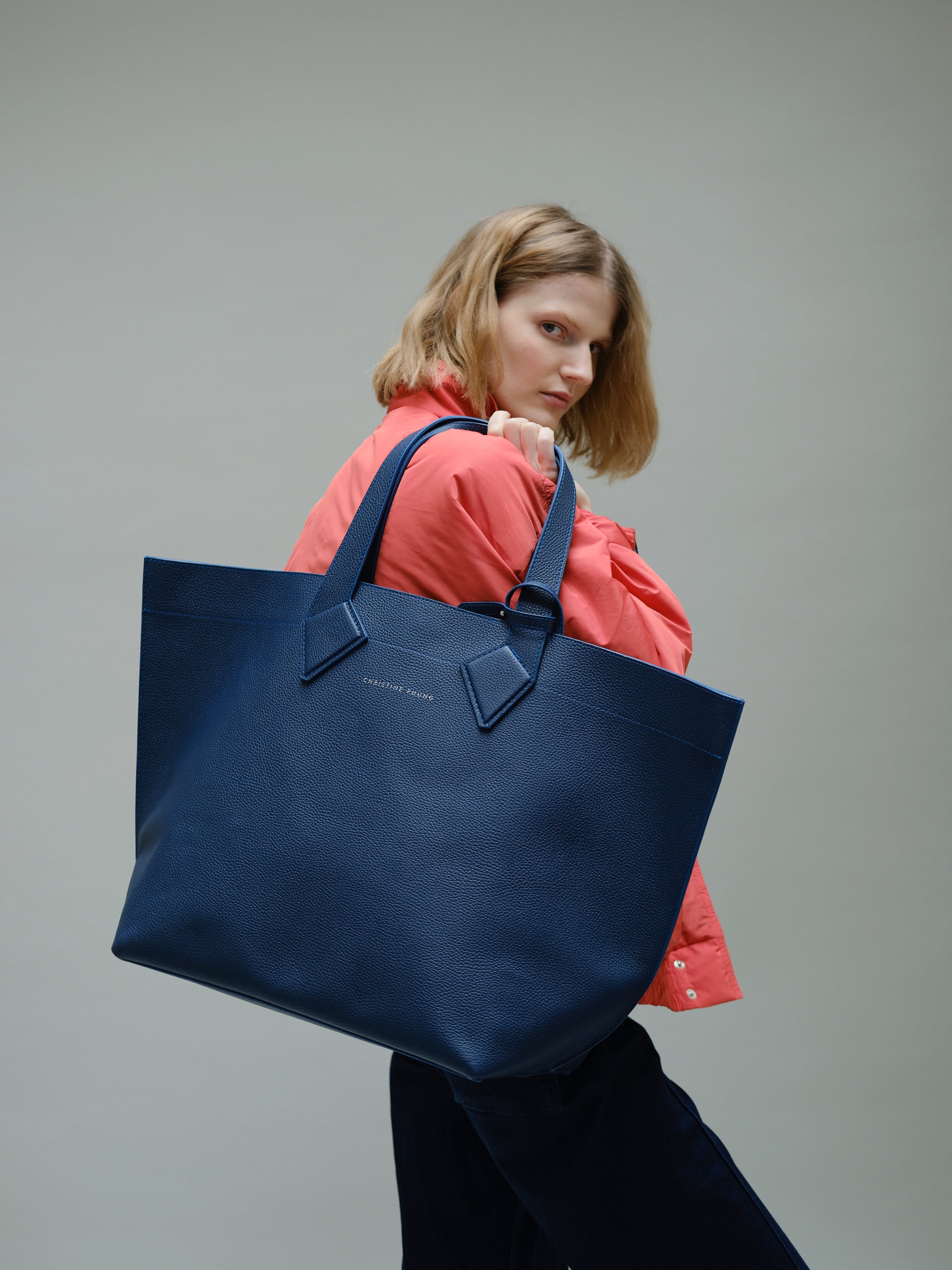 Christine Phung cabas XL sac cuir marine upcyclé