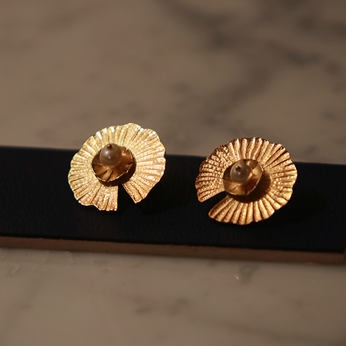 KIM JUDE Grandes Nymphéas boucles perles dorées