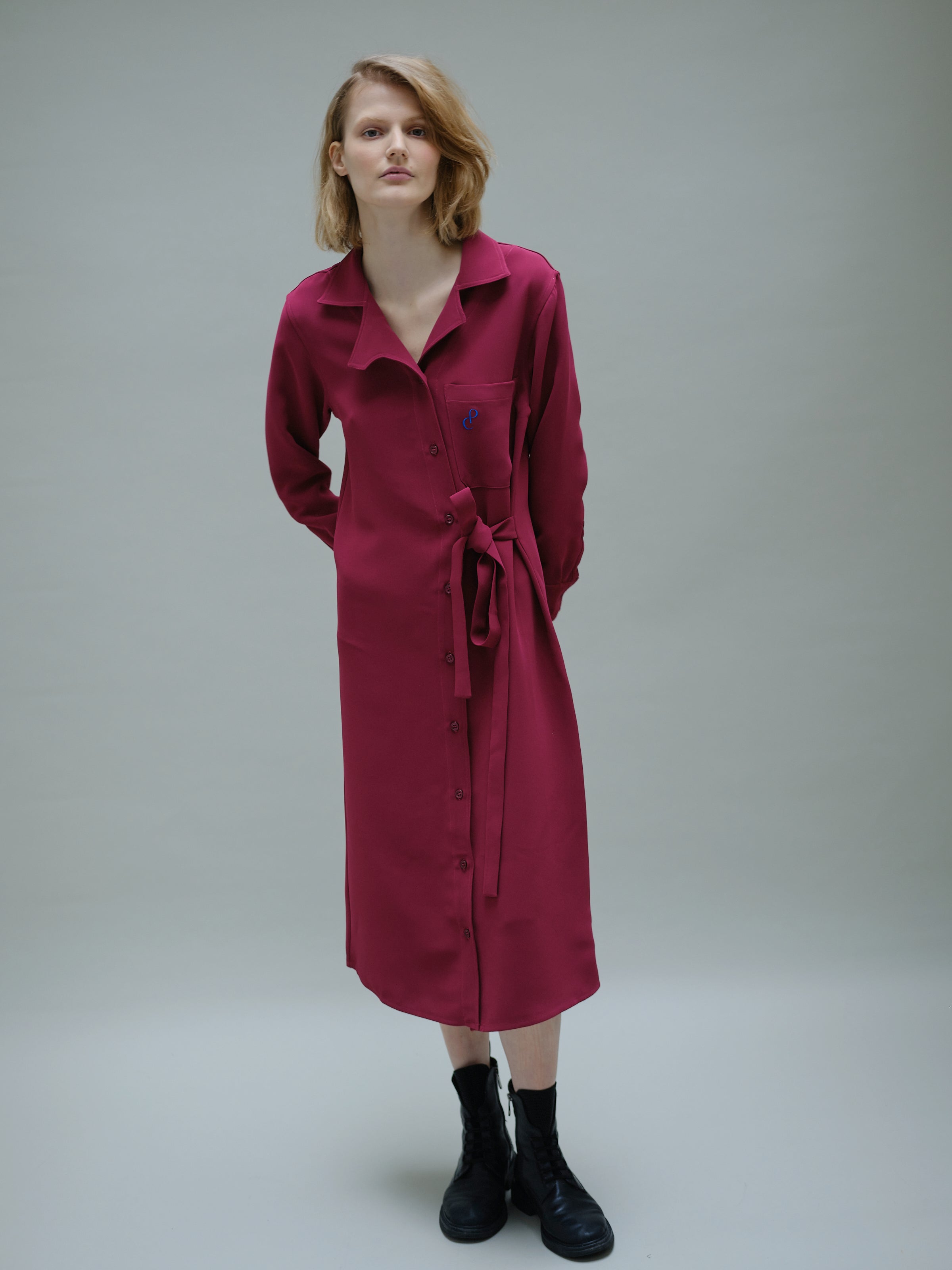 Christine Phung Epsi robe-chemise longue betterave ceinturée