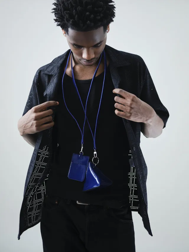 Christine Phung Berlingot pochette cuir bleu électrique