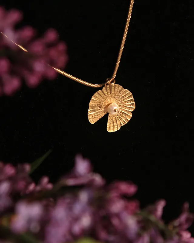 KIM JUDE Colliers Nymphéa collier léger floral