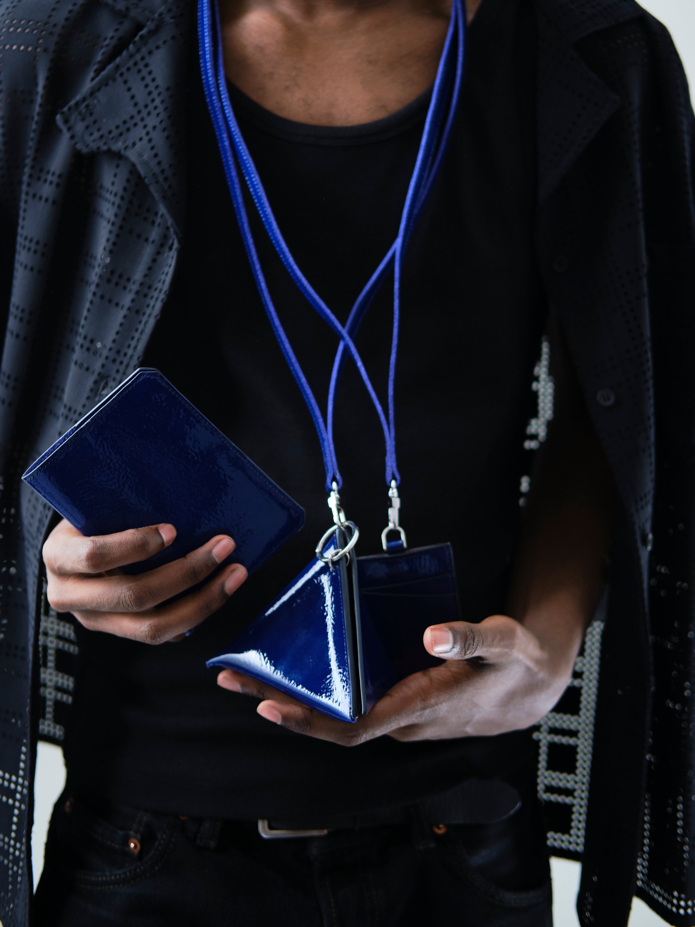 Christine Phung porte-passeport cuir bleu électrique