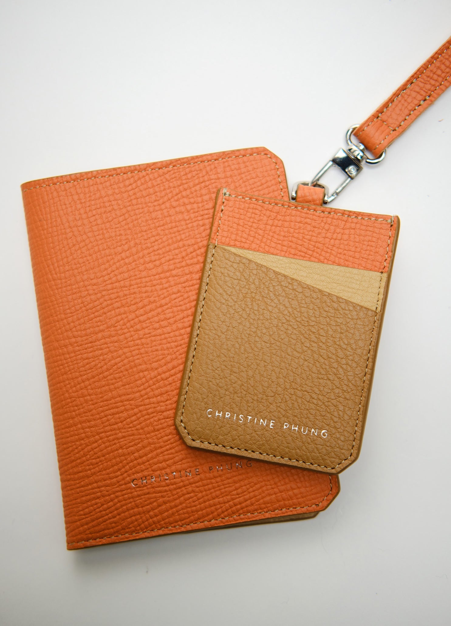 Christine Phung porte-passeport cuir orange upcyclé