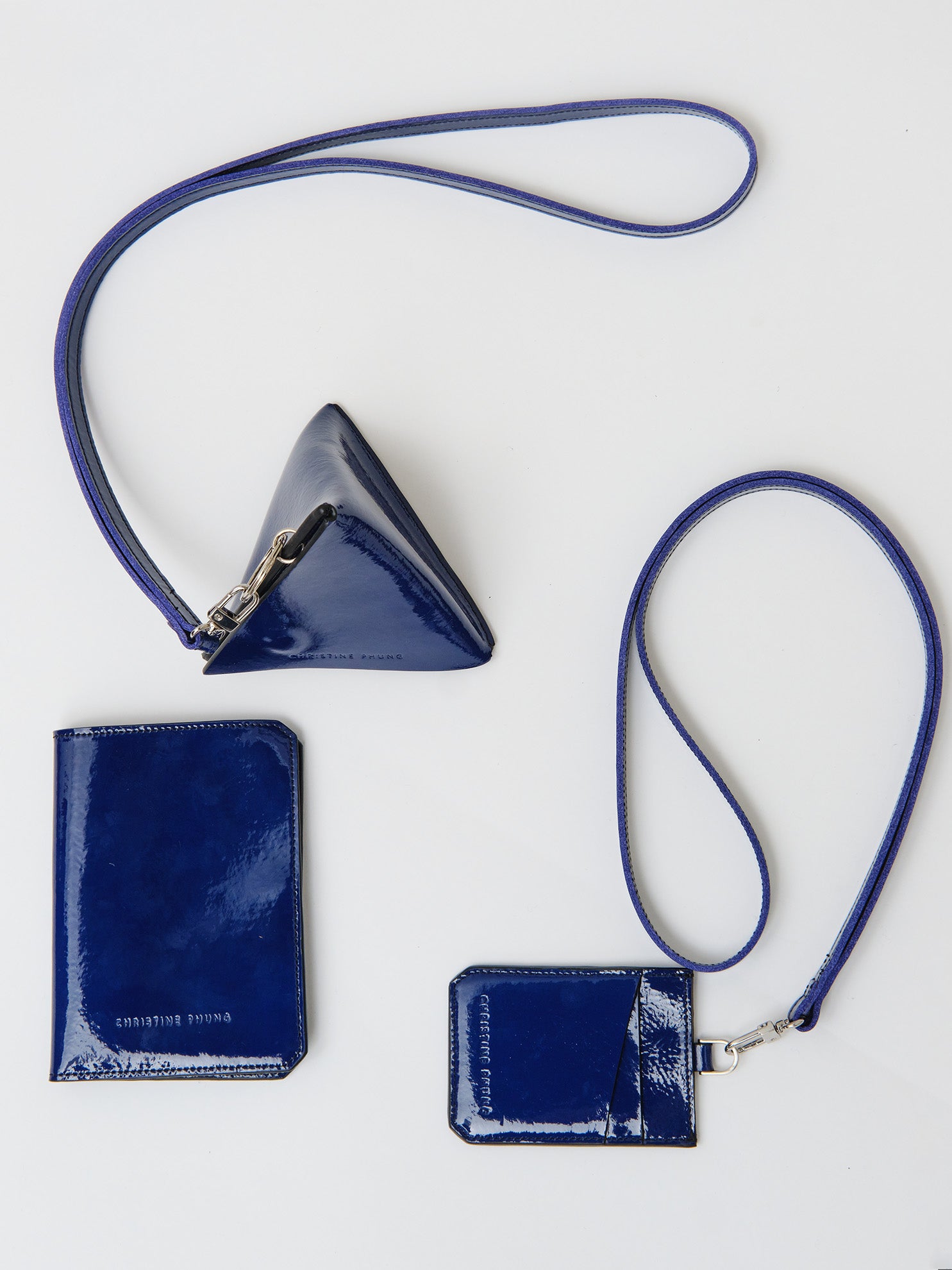 Christine Phung porte-passeport cuir bleu électrique