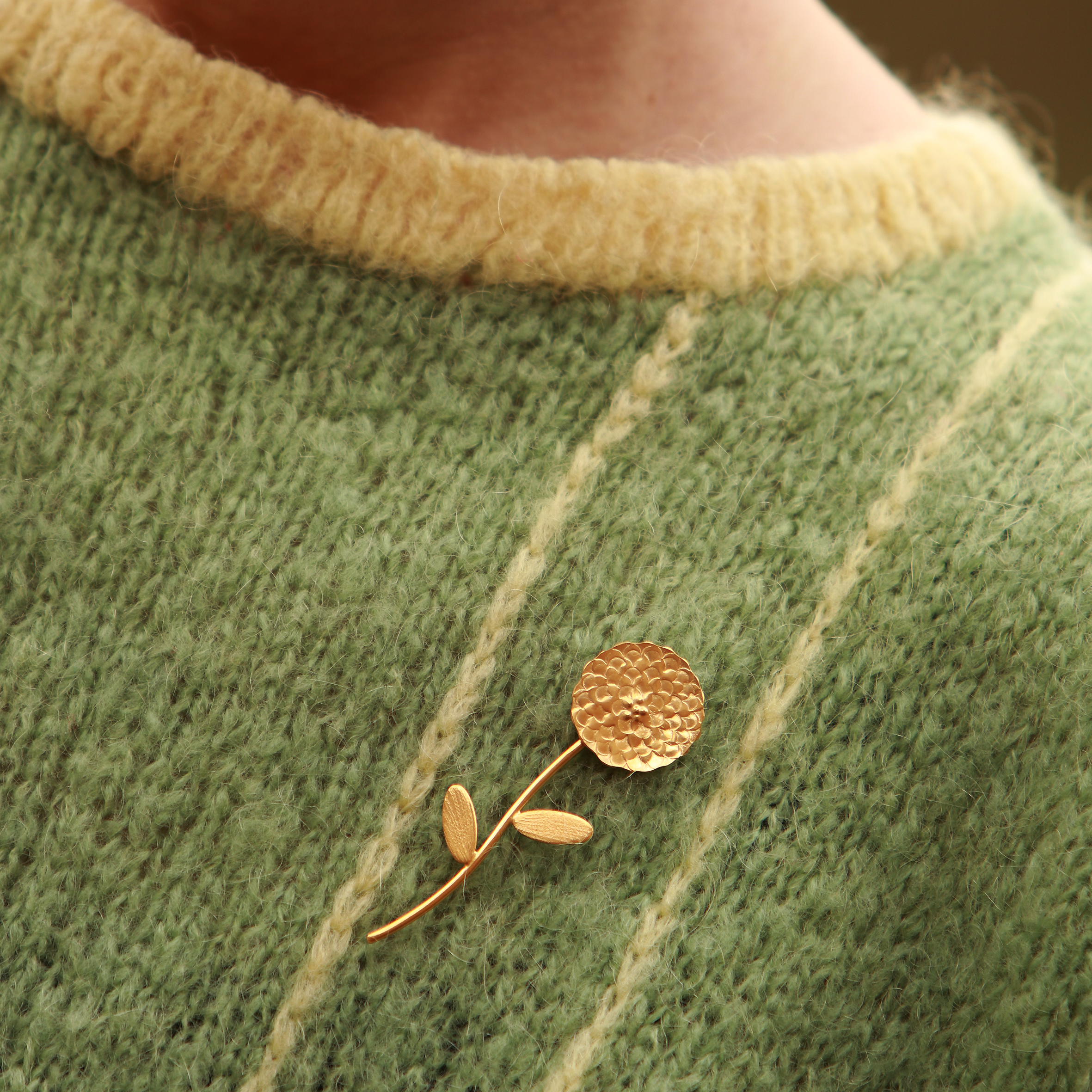Kim Jude Dahlia pin's broche fleur fantaisie légère