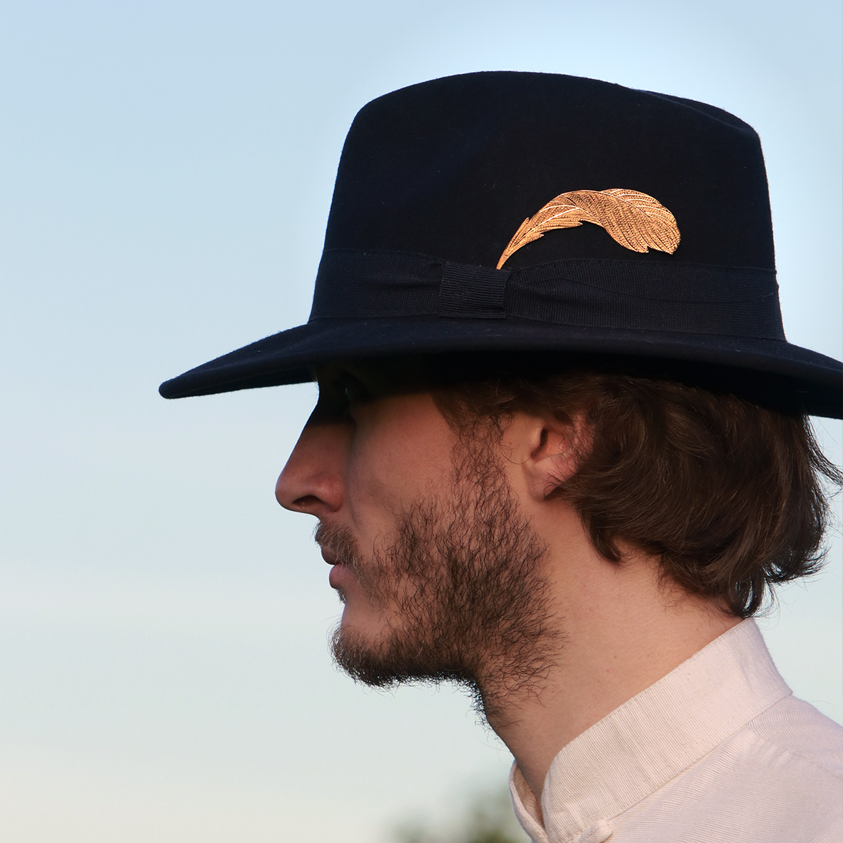 Kim Jude Broche à chapeau légère