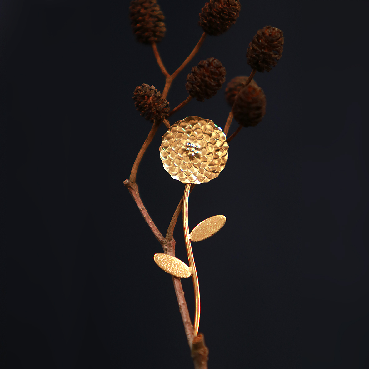 Kim Jude Dahlia pin's broche fleur fantaisie légère