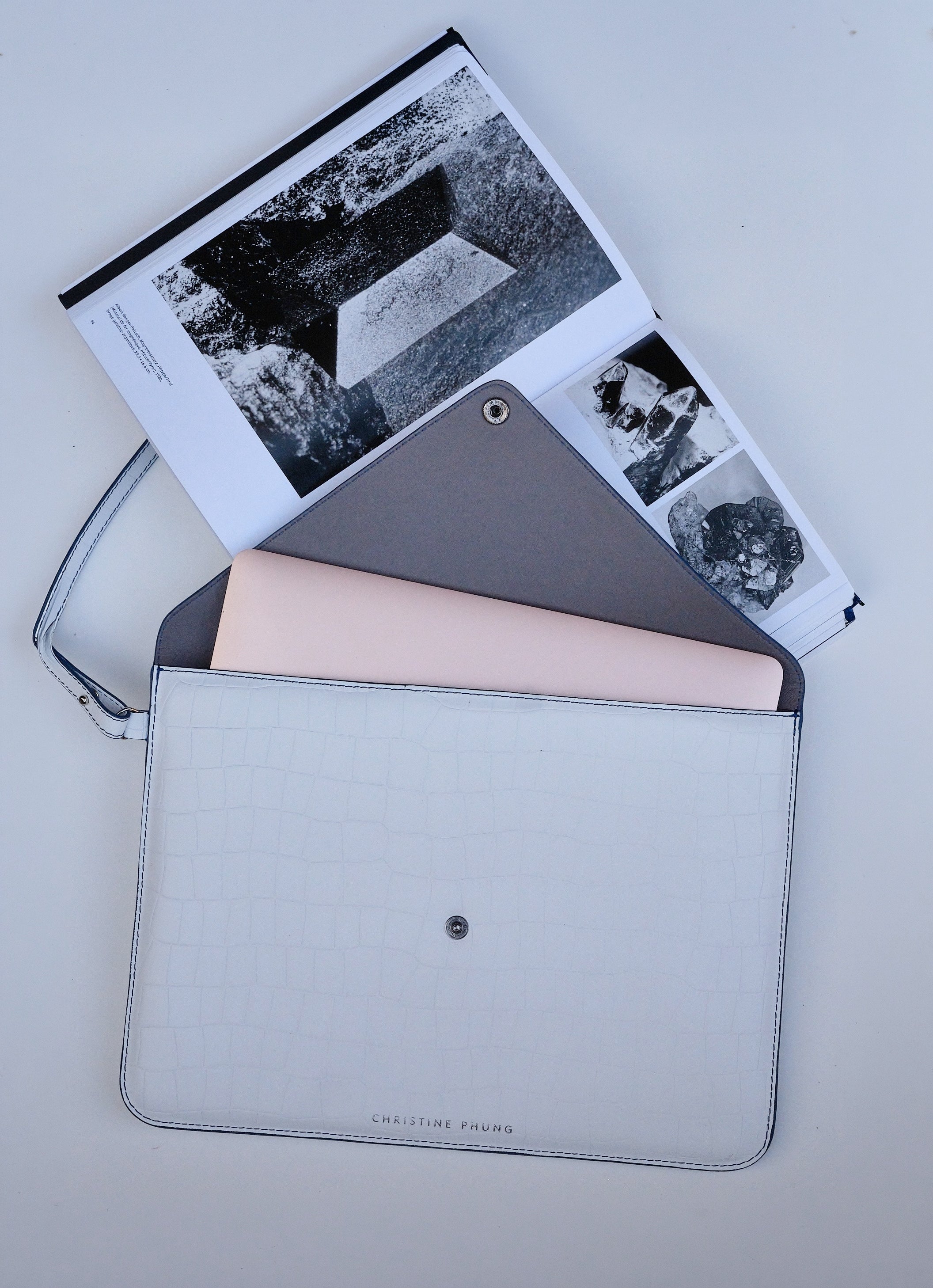 Christine Phung Enveloppe M housse ordinateur cuir blanc croco 14 pouces